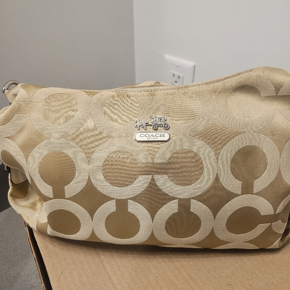 COACH CANVAS SHOULDER BAG.  PREOWNED.